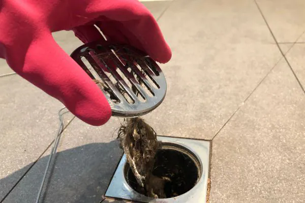 Cómo limpiar los desagües para prevenir obstrucciones