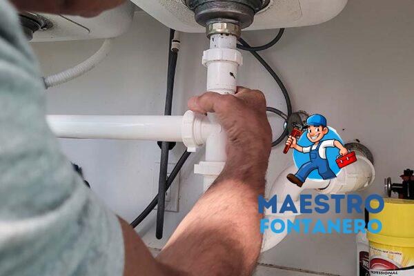 lidiar con una fuga de agua bajo el fregadero