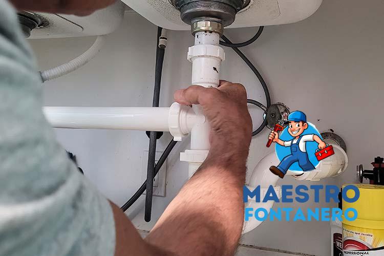 Cómo lidiar con una fuga de agua bajo el fregadero
