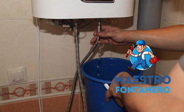 lidiar con una fuga de agua bajo el fregadero