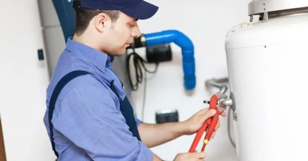 lidiar con una fuga de agua bajo el fregadero