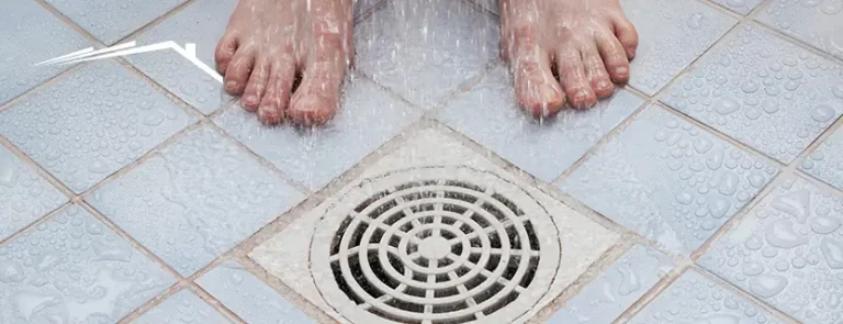Por qué el agua de la ducha no drena