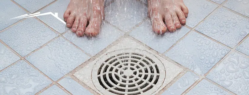 Por qué el agua de la ducha no drena