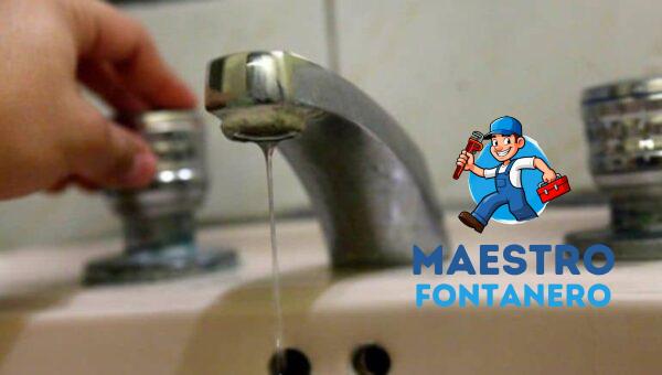 lidiar con una fuga de agua bajo el fregadero