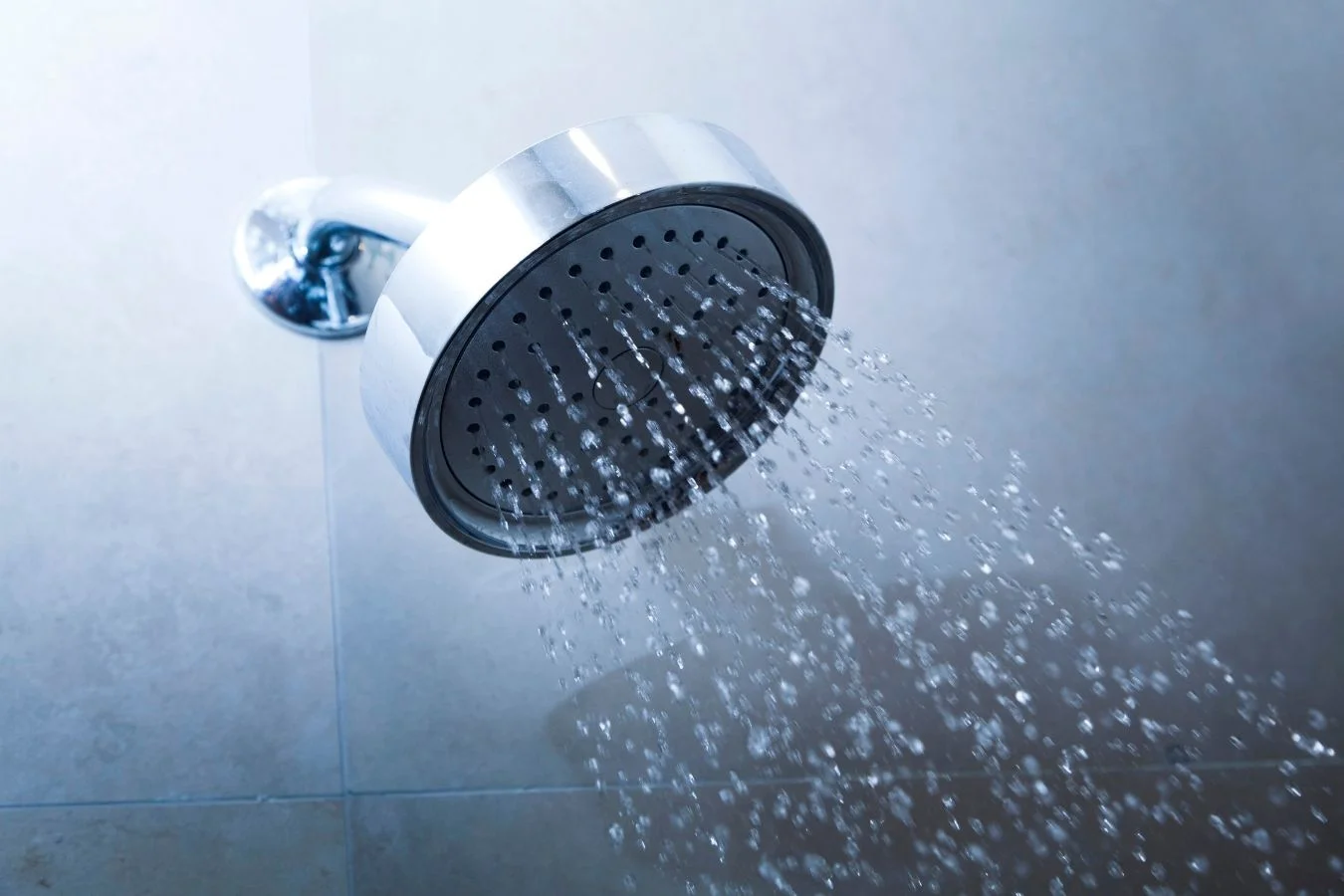 por qué el agua de la ducha sale con poca presión
